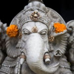 01.02.016 traditionele ganesha standbeeld in ubud op bali eiland staand