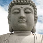 01.02.020 gautama buddha met lucht staand