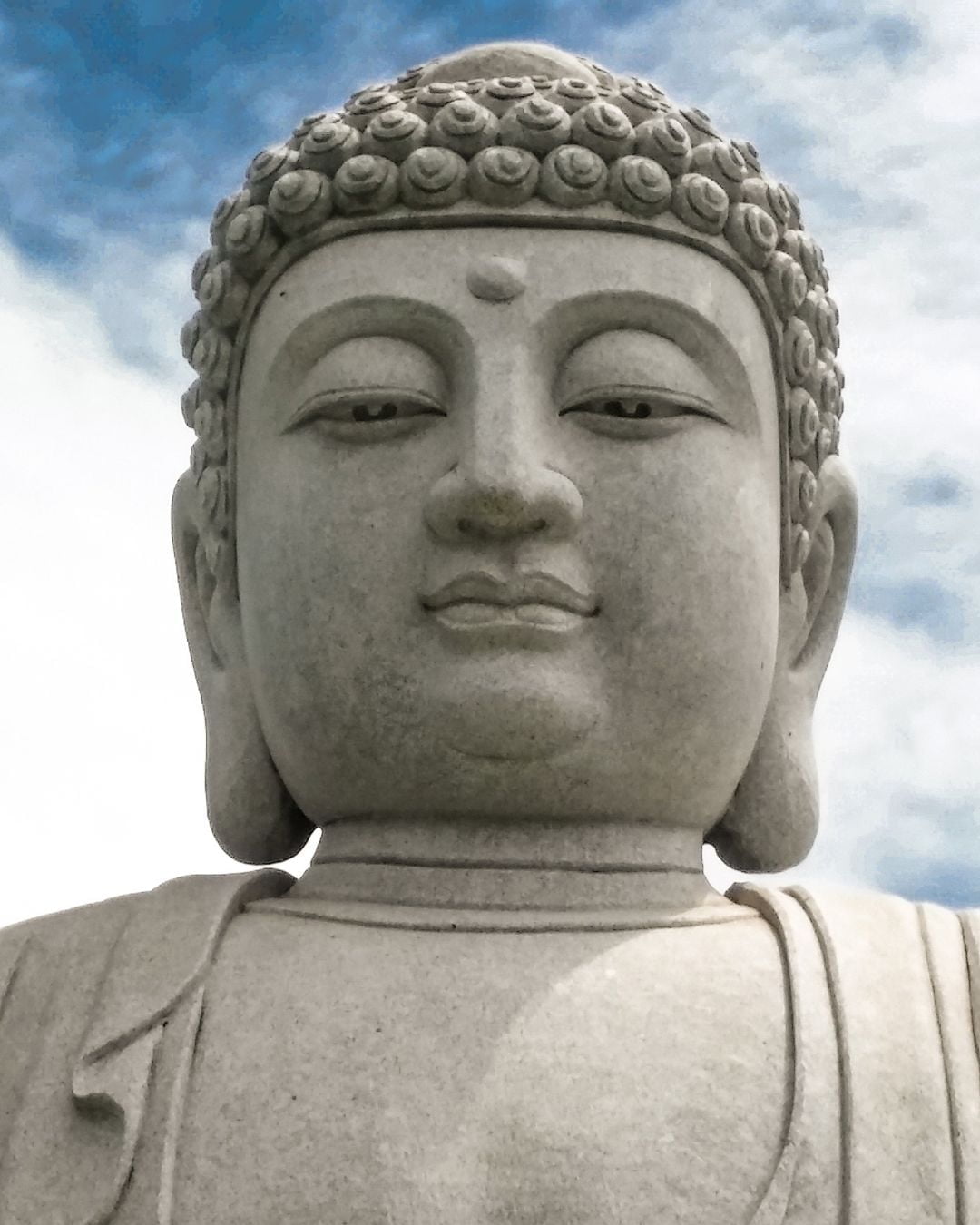 01.02.020 gautama buddha met lucht staand