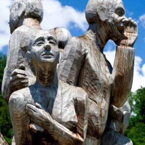 01.02.024 mannen gemaakt van hout staand