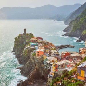 02.02.009 dorpje aan de italiaanse kust liggend