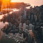 02.02.019 stedelijke luchtfoto tijdens zonsondergang staand