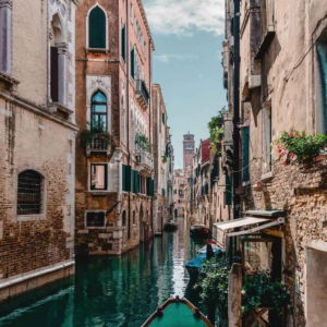 02.02.020 boot op de rivier staand