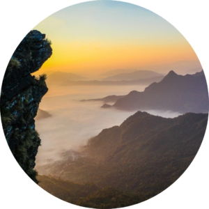 03.01.002 foggy mountains at sunset cirkel