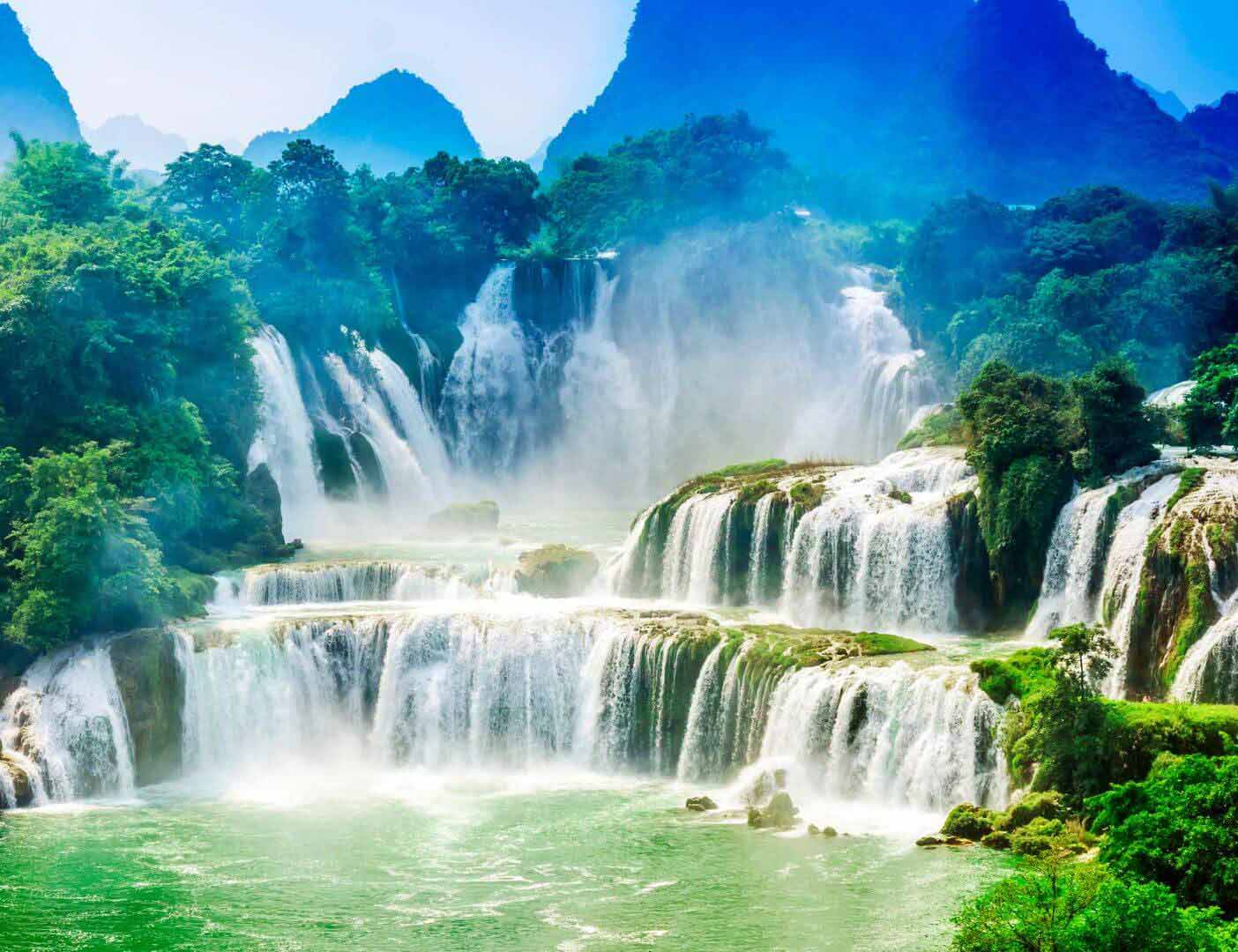 03.02.005 watervallen in de jungle liggend