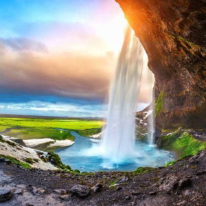 03.02.006 seljalandsfoss grot ijsland in de zomer liggend