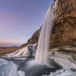 03.02.014 seljalandsfoss grot ijsland in de winter staand