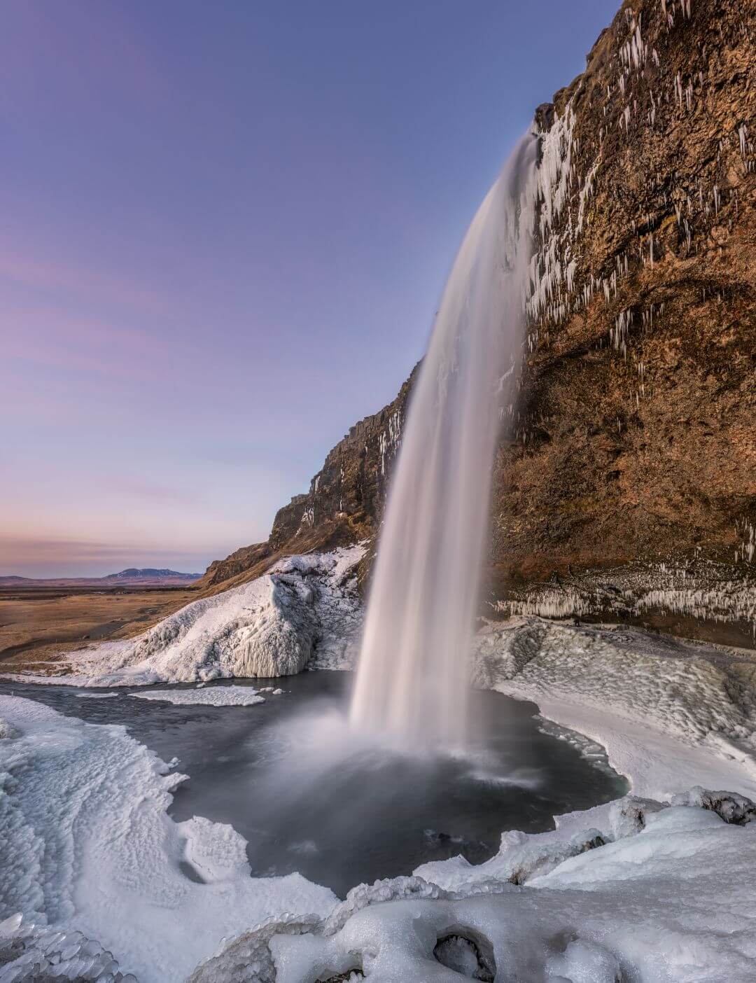 03.02.014 seljalandsfoss grot ijsland in de winter staand
