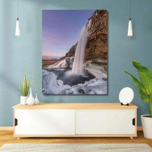 03.02.014 seljalandsfoss grot ijsland in de winter woonkamer sfeer staand