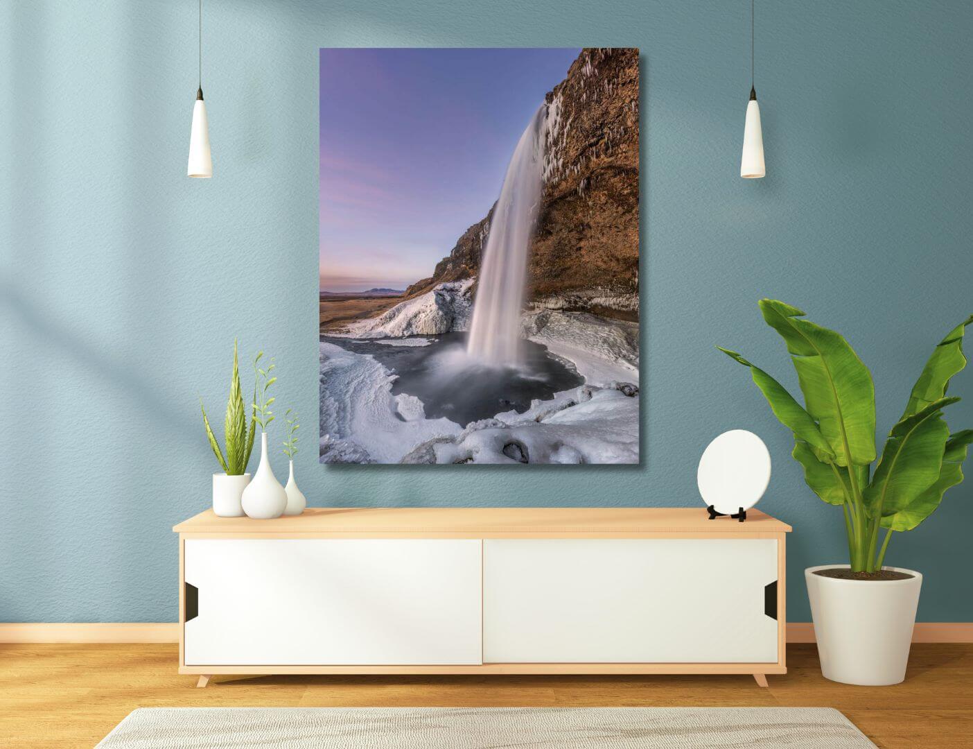 03.02.014 seljalandsfoss grot ijsland in de winter woonkamer sfeer staand