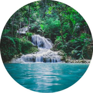 03.02.016 waterval in de bossen met blauw water cirkel