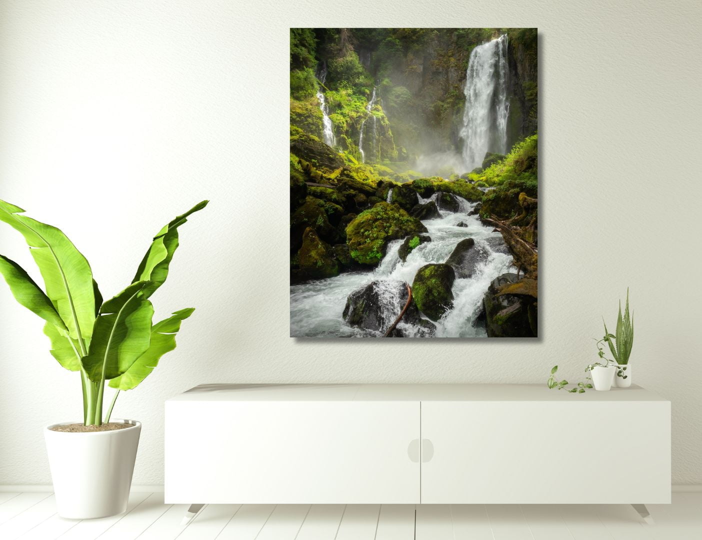 03.02.018 watervallen in bosrijk gebied woonkamer sfeer staand