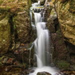 03.02.020 rickenbach rotsen met waterval staand