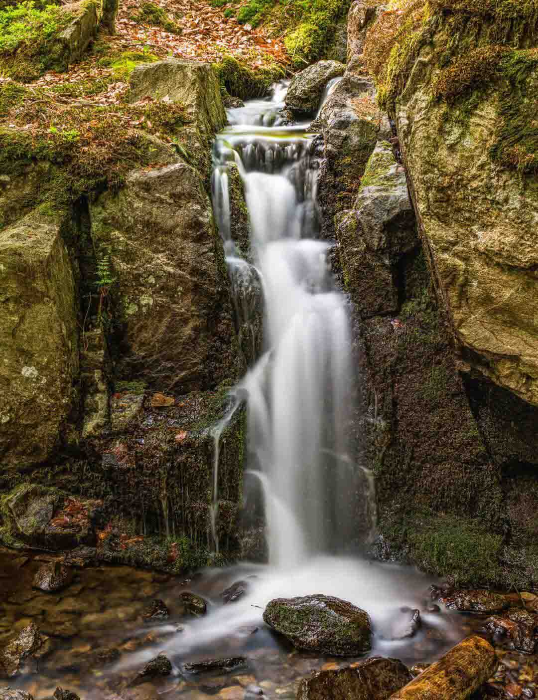 03.02.020 rickenbach rotsen met waterval staand