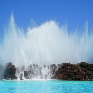 03.03.008 de zee tegen de rotsen liggend