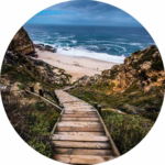 03.03.013 trap tussen de rotsen naar het strand cirkel