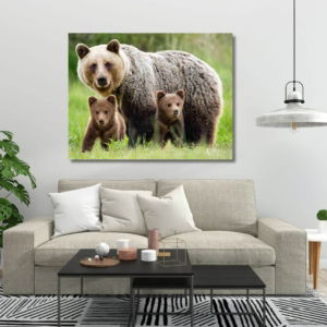 03.05.001 bruine beer met haar twee welpjes woonkamer sfeer liggend