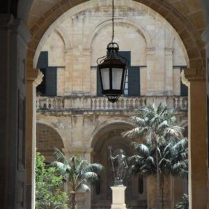 04.01.019 grandmaster palace courtyard staand