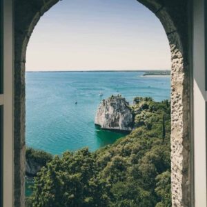 04.01.023 boogvenster met uitzicht op zee staand