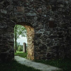 04.01.024 oude muur met klein uitzicht staand