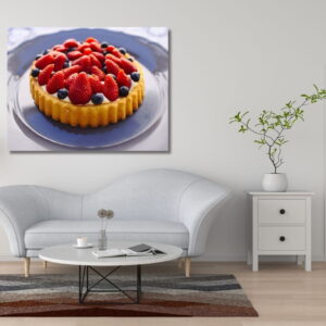 12.01.002-taart-met-aardbeien-en-blauwe-bessen-woonkamer-sfeer-liggend