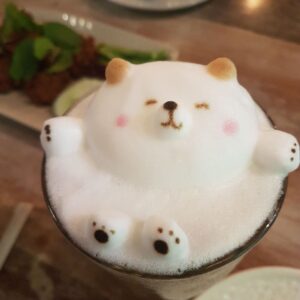 12.01.014 latte met een beertje van melk schuim staand